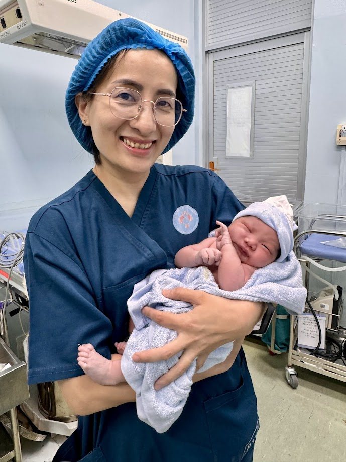 Bác sĩ Mai Phương chăm sóc mẹ và bé sau sinh