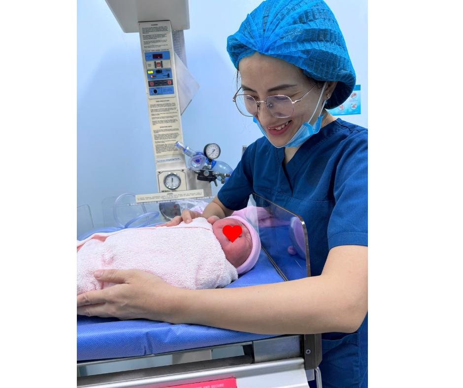 Bác sĩ Mai Phương chăm sóc em bé sơ sinh tại phòng khám
