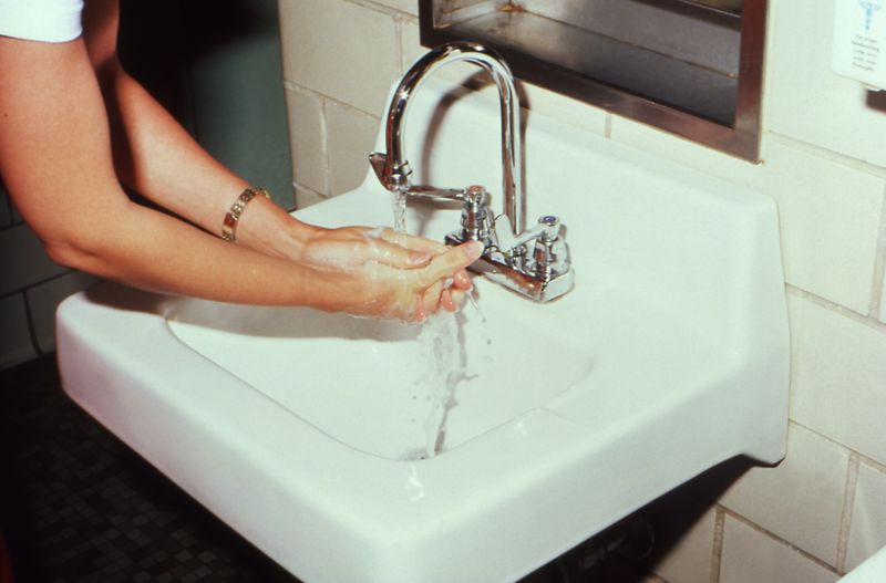 Rửa tay sạch trước khi vệ sinh vùng kín — bước nhỏ mà quan trọng.