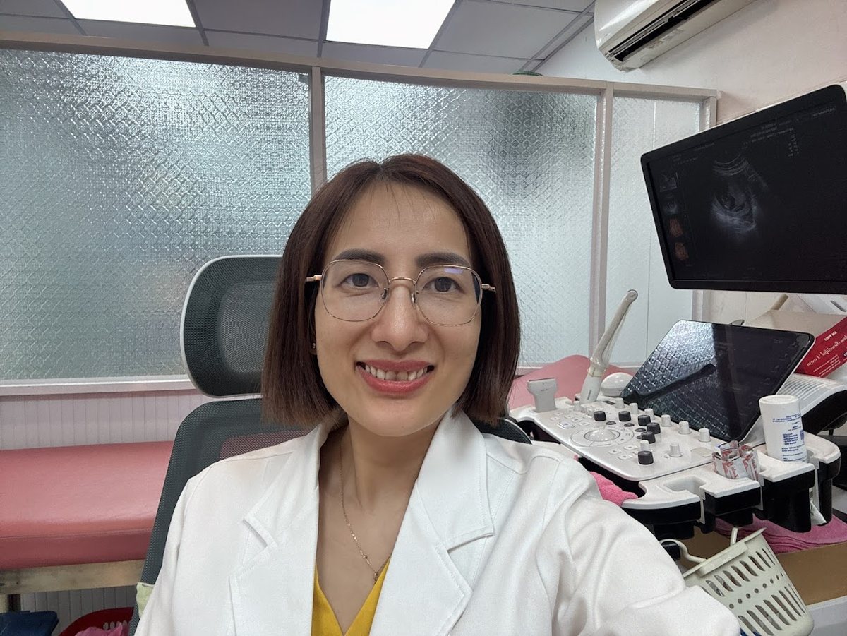Bác sĩ Mai Phương siêu âm, thăm khám phụ khoa cho bệnh nhân